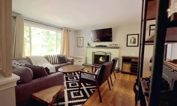Inglewood-Finn Hill House | 🏔️ Serene 4BR Retreat w/Outdoor Dining, Gym, Workstation & Modern Comforts