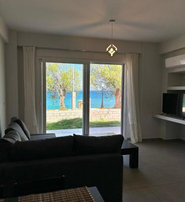 Diakofto Apartment | Serene beach house