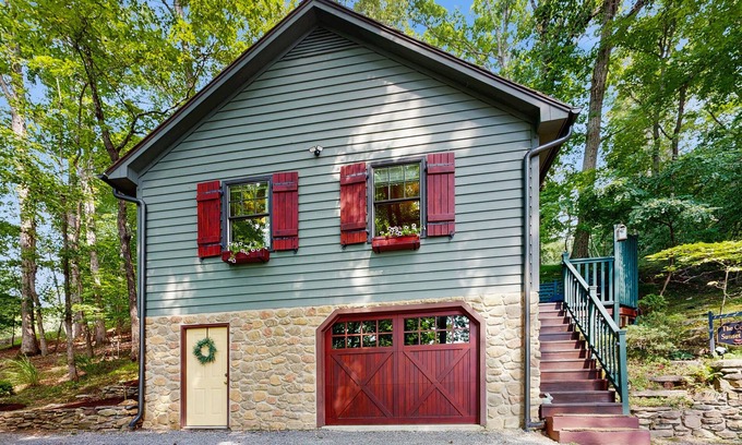 High Point Cottage | Serene cottage with fishing dock, lake views, deck, AC and kayak