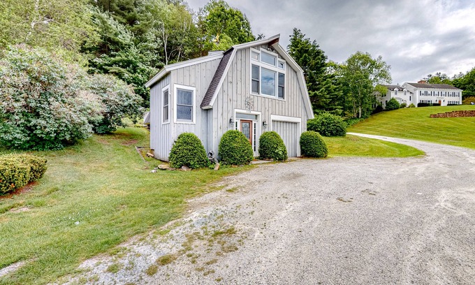 Clarendon House | Serene dog-friendly guest house with mountain views, fireplace, & firepit