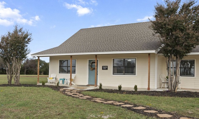 Aubrey Other | Serene farmhouse on 2 acres, perfect for family gatherings or wedding stays.