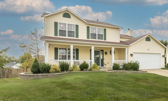 O'Fallon House | Serene Ivory*Fireplace*Fenced Yard* Dogs Welcome!