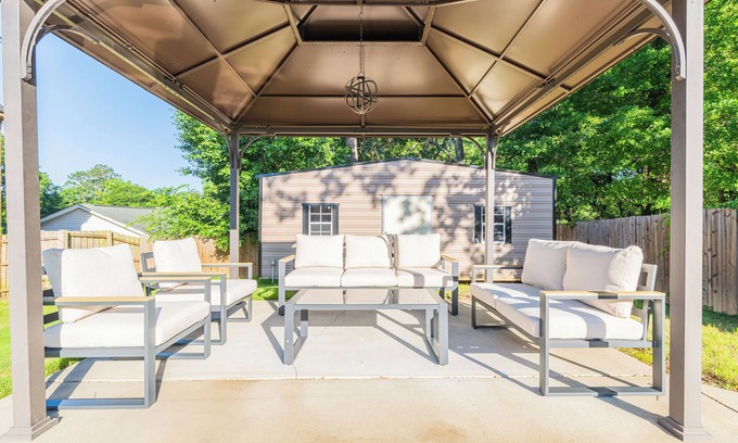 Columbus House | Serene Modern Getaway with Pool&games