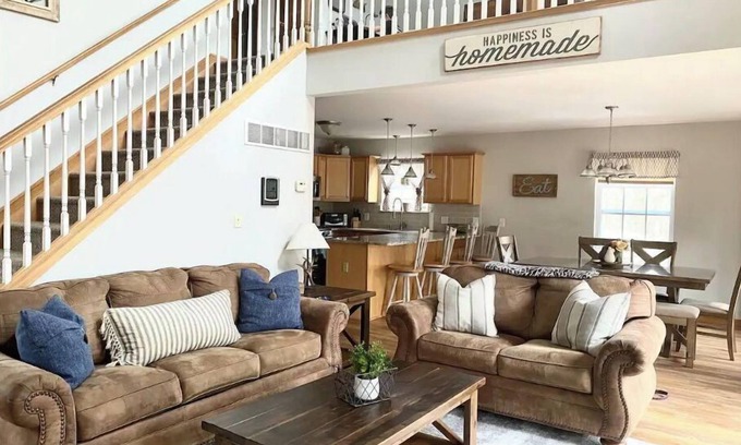 Rowland House | Serene Mountain Haven at Masthope