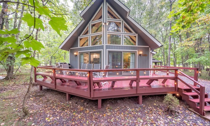 Albrightsville Ski Chalet | Serene Poconos Chalet - Hot Tub, Lake & Pool Access + Pet Friendly!