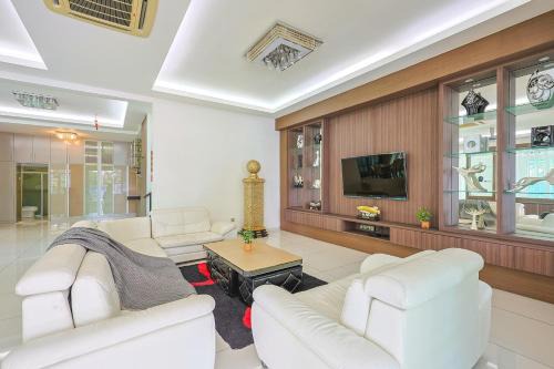 Country Heights Villa | Serene Pool Villa -Luxury Stay with Relaxing Vibes -Clover Home