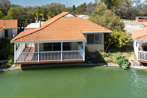 South Yunderup House | Serenity By The Lake