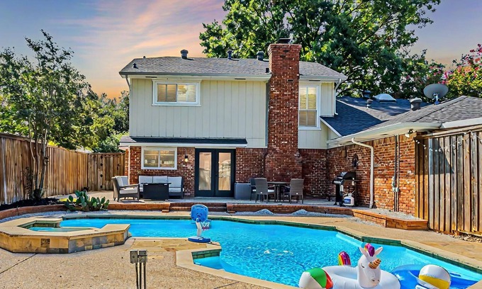 Lake Highlands House | "Serenity Dallas": 5BD/2.5BA House with Pool-Jacuzzi/Pool Table/2 Living Areas!