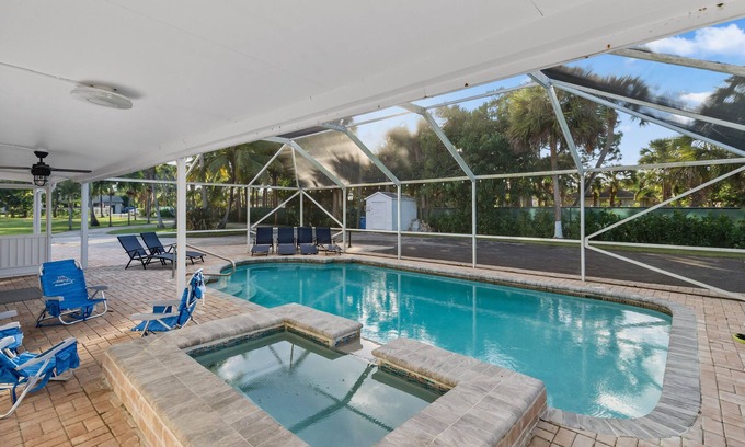 Haverhill House | Serenity of West Palm Beach - 5 bed 4 bath Heated Pool and Hot Tub - 3 mi PBI