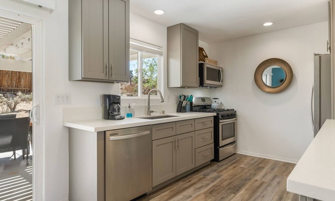 Joshua Tree House | π΅ Serenity Sands - Large Fenced House with Hot Tub, BBQ and Fire Pit! π΅