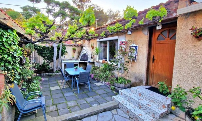 Sete House | Sete rose roc crique de la nau