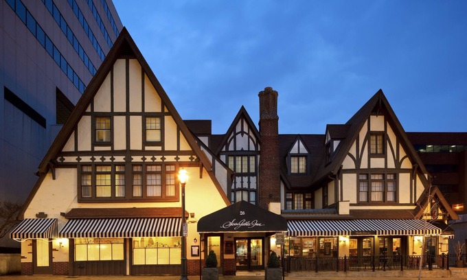 Downtown Hotel | Seven Gables, St. Louis West, a Tribute Portfolio Hotel