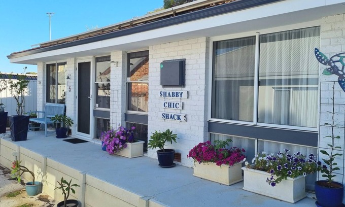 Yanchep Cottage | Shabby Chic Shack- 2 brm cottage, close to beach