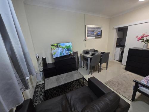 Enfield Apartment | Shanti House