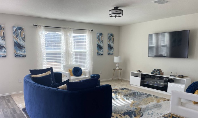 Aubrey House | She’Ador Mi Casa Su Casa