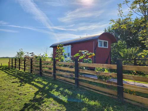 Sint Maartensbrug Apartment | Shepherd's hut 'De Skoeboet'