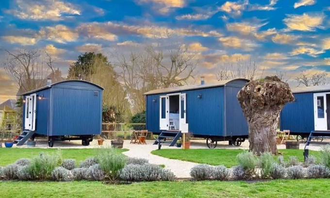 Northmoor Apartment | Shepherd's Hut The Burrow