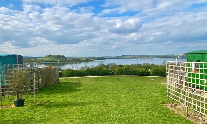 Longdon Cabin | Shepherd's Hut With Wood-Fired Hot Tub And Epic Views Over Rutland Water