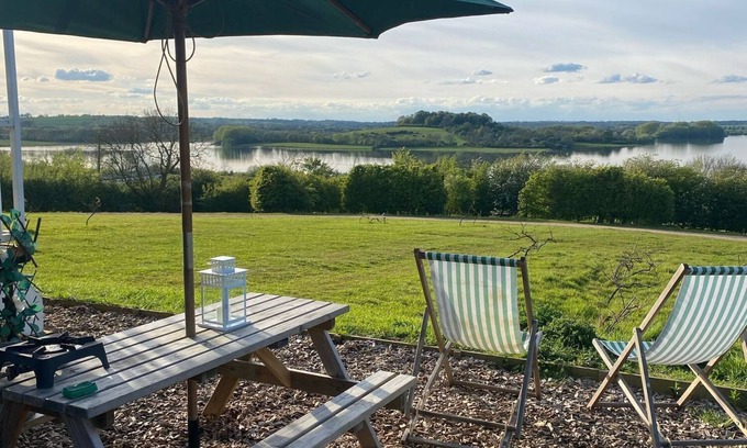 Longdon Cabin | Shepherd's Hut With Wood-Fired Hot Tub And Epic Views Over Rutland Water