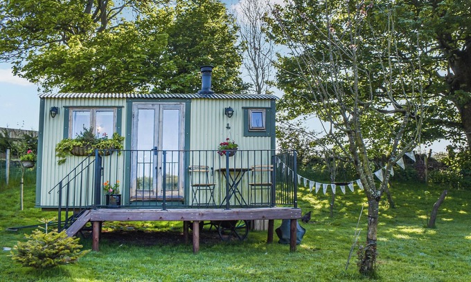 Tyn-y-Gongl Cottage | Shepherds Hut - UKC6774