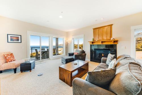Newport Apartment | Shoreline Ridge & Lighthouse Lookout