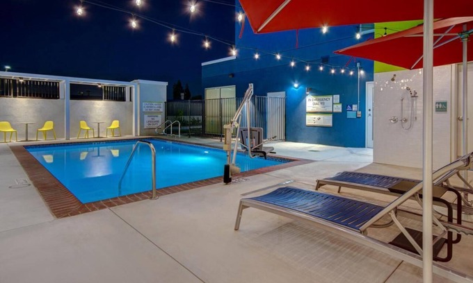 Garden Grove Hotel | Short Drive to Angel Stadium of Anaheim! Onsite Parking and FREE Breakfast!