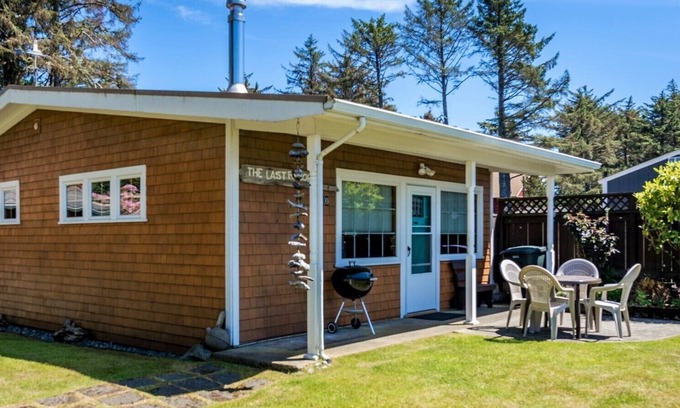 Seaview House | Short walk to the beach! 2 bedrooms, quiet neighborhood, fenced yard & WiFi