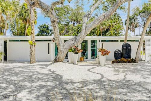 Siesta Key House | Siesta Beach - Heated Pool - Pet Friendly - Sauna - Zachs Private Beach House