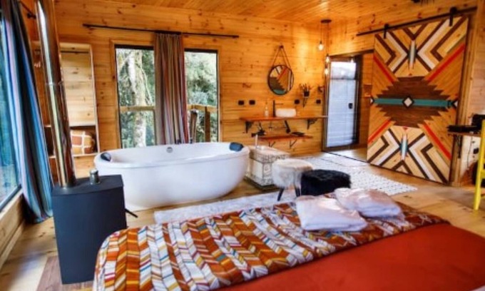 Urubici Cabin | Signal Cabin: bathtub and incredible view from the bed!