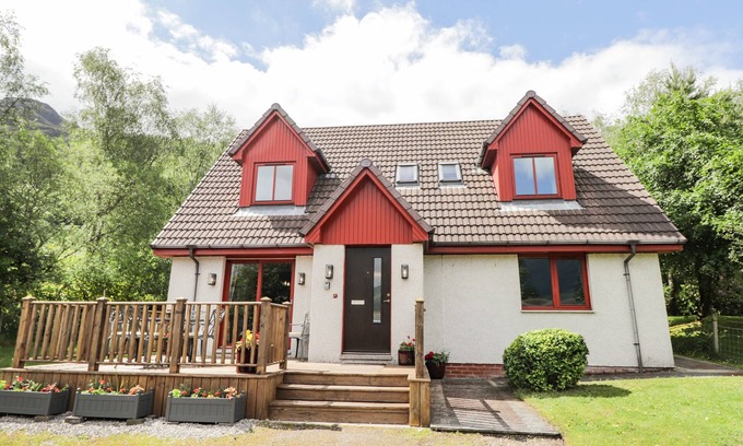 Ratagan Cottage | SILVER BIRCH LODGE, pet friendly, character holiday cottage in Dornie