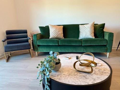 Silver Lake Apartment | Silver Lake 1 Bedroom Condo Suite with Balcony and Parking