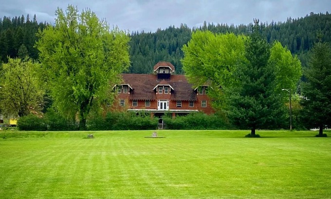 Silverton Hotel | Silverton Mountain Manor