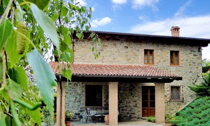 Camporgiano House | Silvio, Beautifully presented villa with own pool and hot tub.
