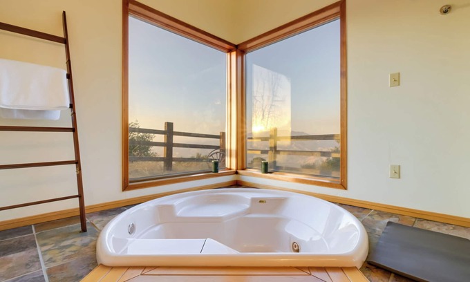 Keene Cottage | Simple Life Ranch w/Hot Tub & Sauna in Keene!