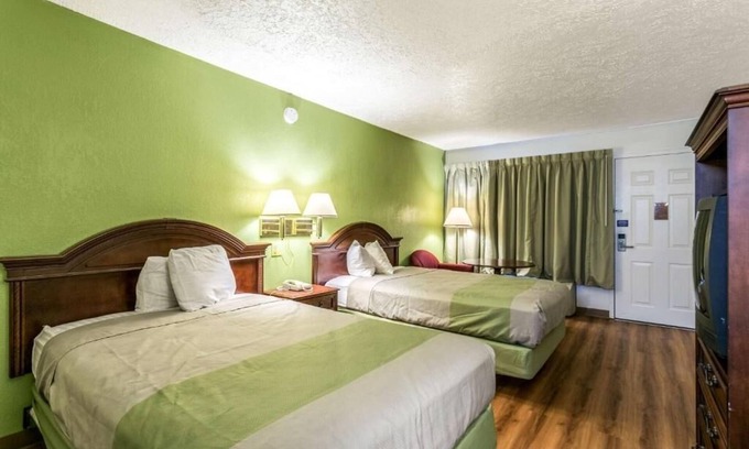 Edgewood Hotel | Simple Room w/Free Breakfast & Easy I-95 Access for Quick Stopovers
