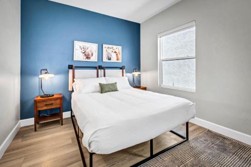 Vista Apartment | Single Bedroom - Queen Size. Heart of Downtown Vista