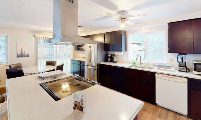 Central Oregon House | Single-level home with fenced yard, covered patio & central AC