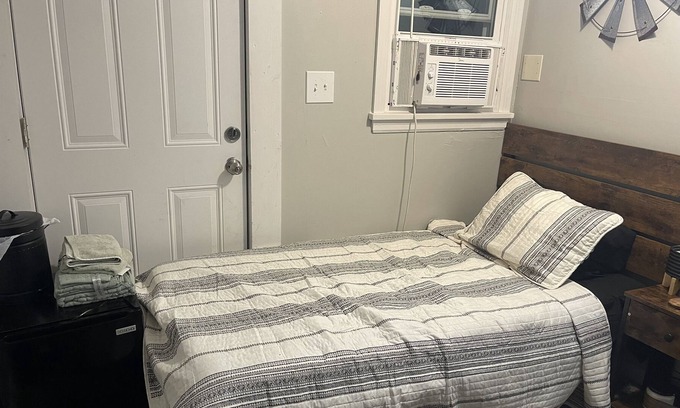 New Albany House | Single Person Open Room