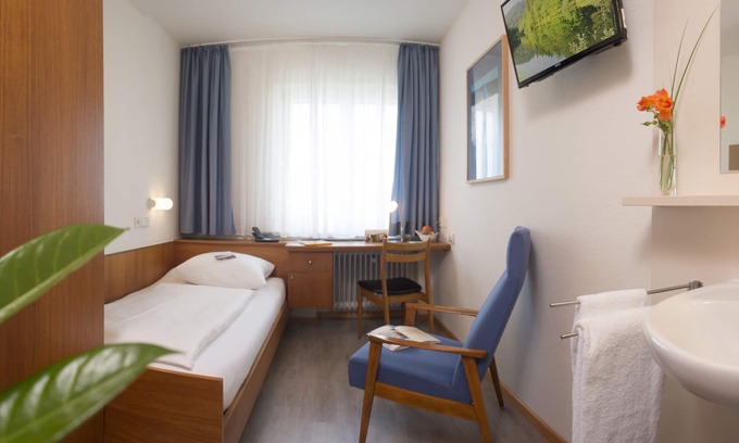 Allensbach Apartment | Single room with en-suite bathroom/WC Category D