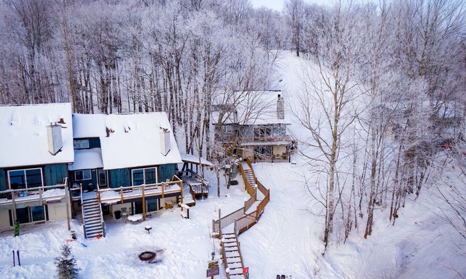 Upson Ski Chalet | Ski-in ski-out 3 Bdrm Chalet w sauna on slopes & lake - Sleeps 8