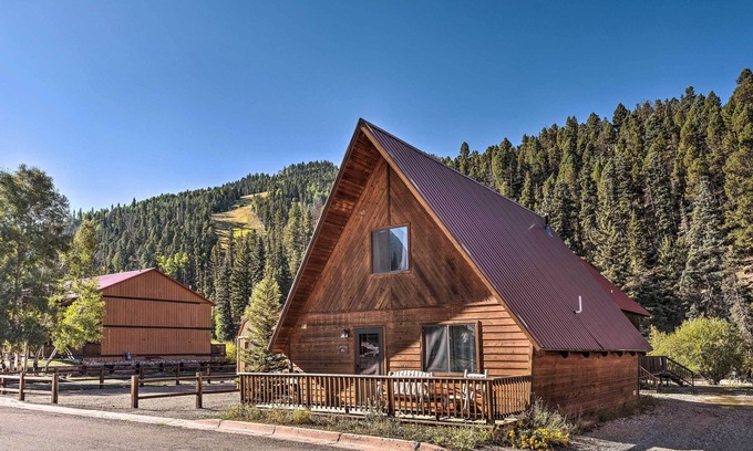 Red River Cabin | Ski-In/Ski-Out Red River Cabin w/Mtn Views!