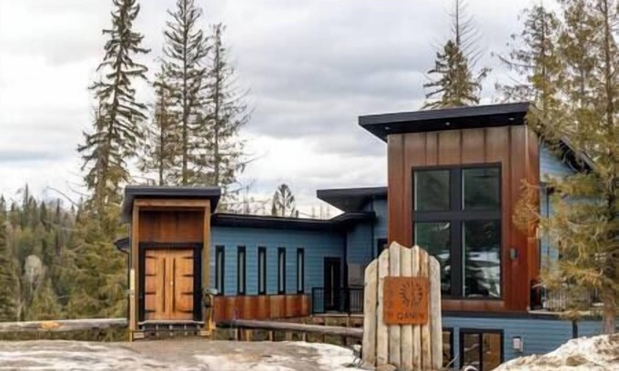 East Kootenay House | Ski in Ski Out with Huge Game Room and Hot Tub