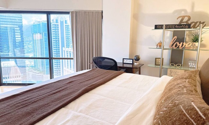Downtown Honolulu Apartment | Sky-High 32F Suite in Honolulu – Free Parking