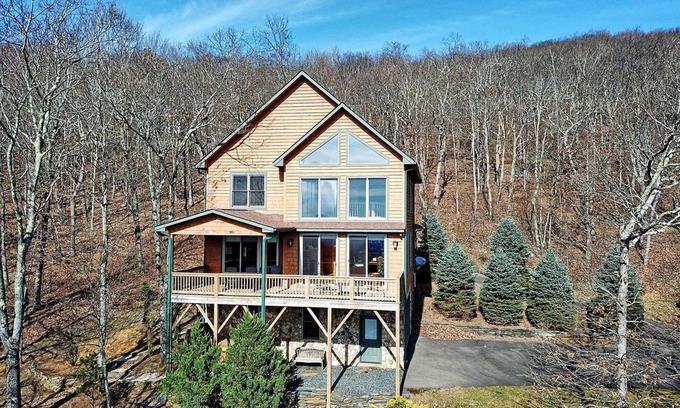 West Jefferson Cabin | Sky High-Open for Bookings! Views, Hot Tub, Game Room, Wi-Fi