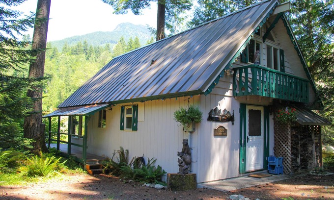 Skykomish Cabin | SKY RIVER CABIN- VIEWS, CLOSE TO HIKING