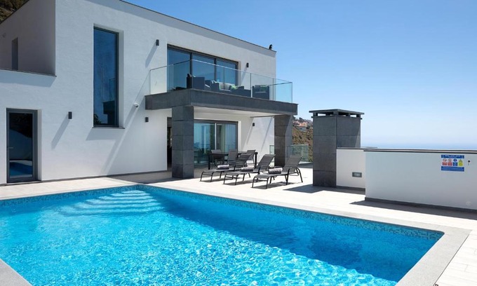 Arco da Calheta Villa | SKYFALL VILLA
