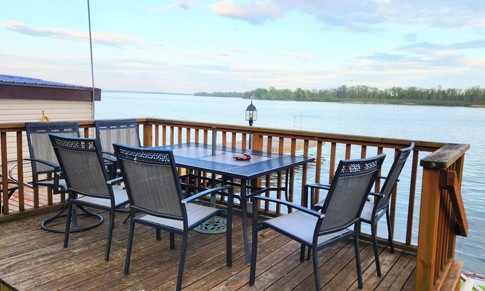South Glengarry Cottage | Skylight Waterfront cottage with exquisite view/boat dock, close Montreal/Ottawa