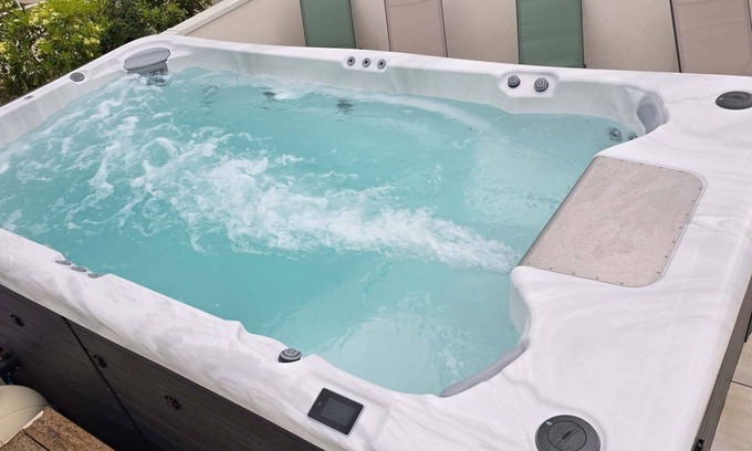 Montpellier Apartment | SKYLINE ROOF TOP SPA DE NAGE