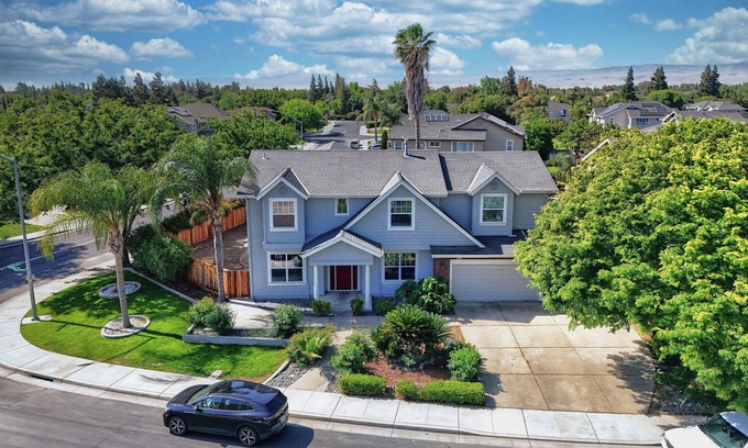 Tracy House | “Sleek and Spacious Getaway” with AC, WiFi, and more. Minimal stay one month.