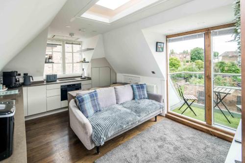 Ravenscourt Park Apartment | Sleek and Stylish 1BD Apt with Balcony, Hammersmith